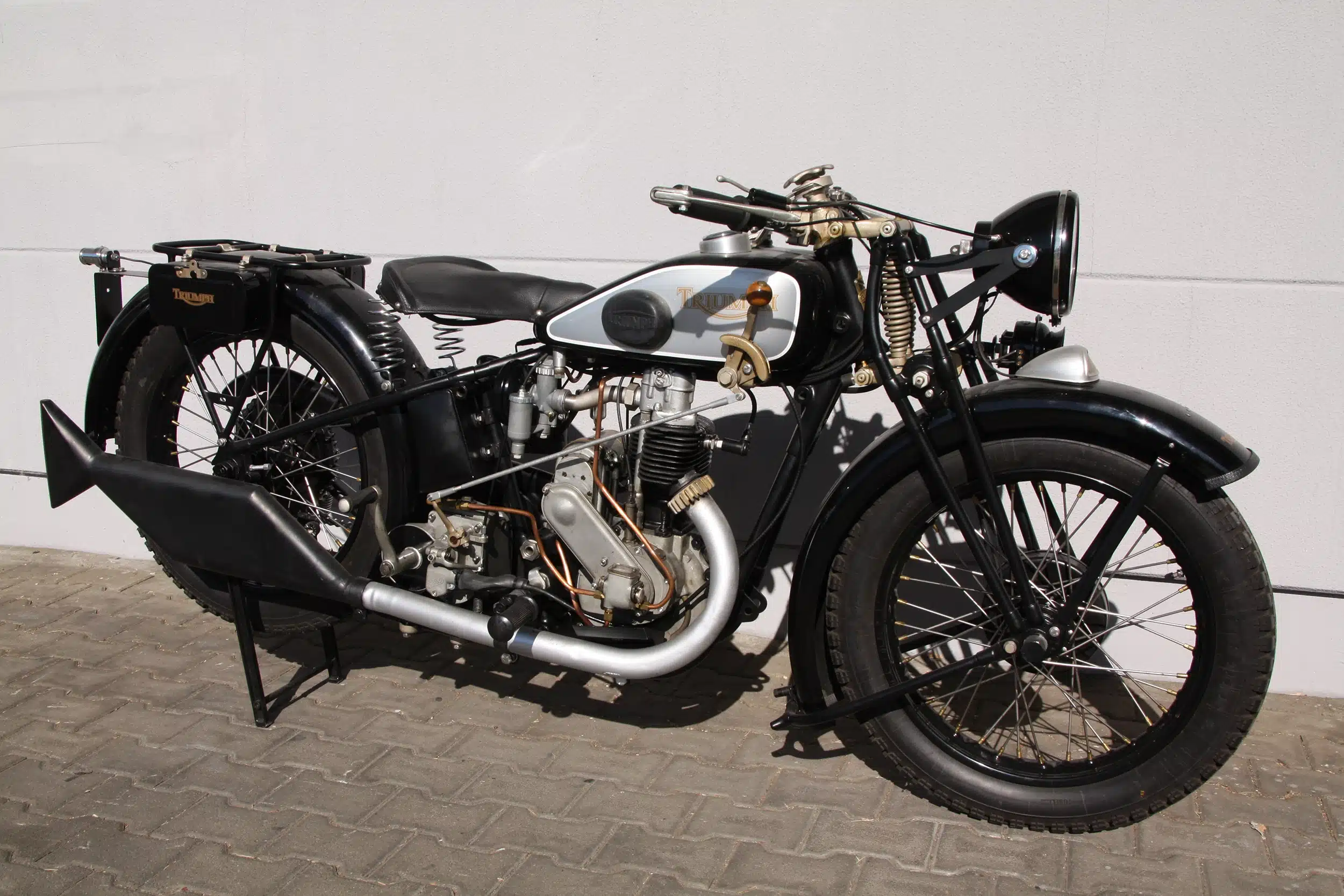 RETROMACHINES Triumph Oldtimer Motorrad